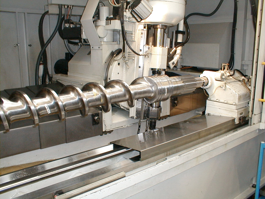 Extruderschnecke beim Verzahnungsfräsen auf einer Pfauter Wälzfräsmaschine